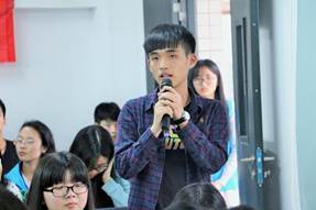 观众提问 摄记:廖群彬